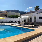 Con Piscina, Soleada, Tranquila Y Centrica Villa *