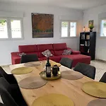 Villa Con Piscina, Soleada, Tranquila Y Centrica