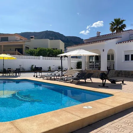 Con Piscina, Soleada, Tranquila Y Centrica Villa *