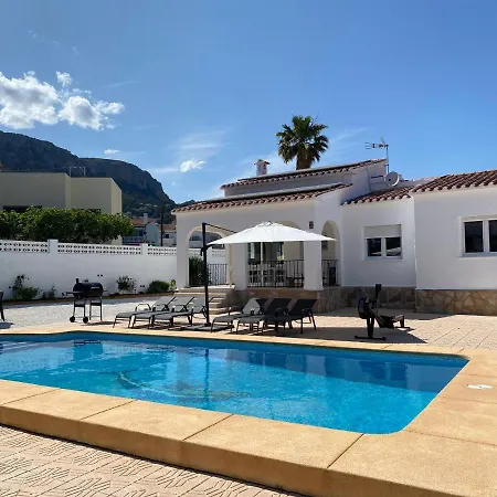 Villa Con Piscina, Soleada, Tranquila Y Centrica