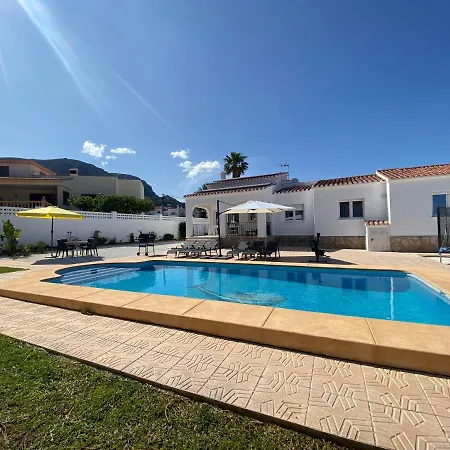 Con Piscina, Soleada, Tranquila Y Centrica Villa *