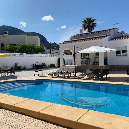 Con Piscina, Soleada, Tranquila Y Centrica Villa *