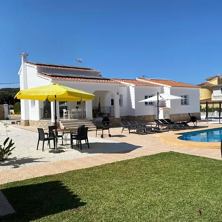 Villa Con Piscina, Soleada, Tranquila Y Centrica