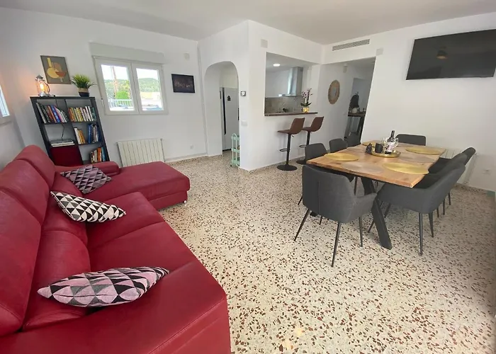 Con Piscina, Soleada, Tranquila Y Centrica Villa *