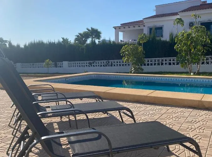 Con Piscina, Soleada, Tranquila Y Centrica Villa *