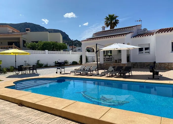 Con Piscina, Soleada, Tranquila Y Centrica Villa *