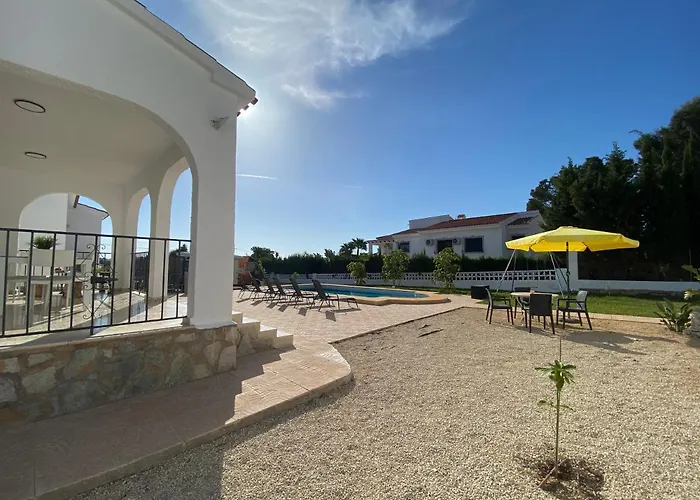 Con Piscina, Soleada, Tranquila Y Centrica Villa *