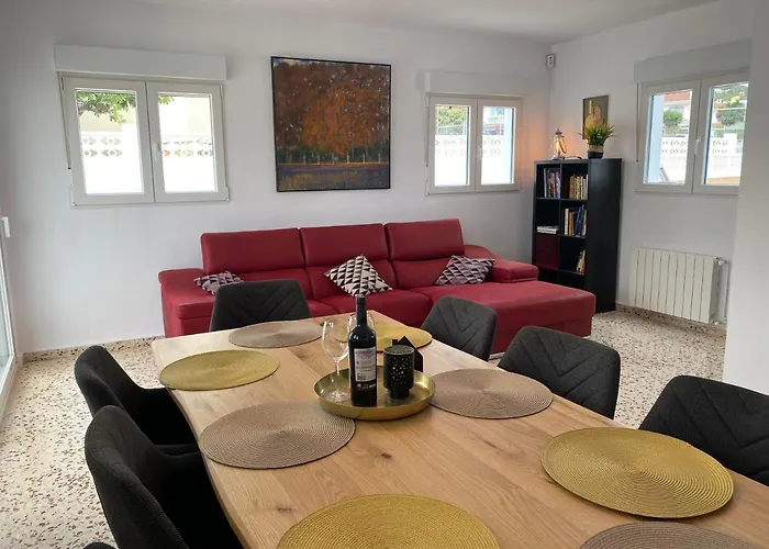 Villa Con Piscina, Soleada, Tranquila Y Centrica