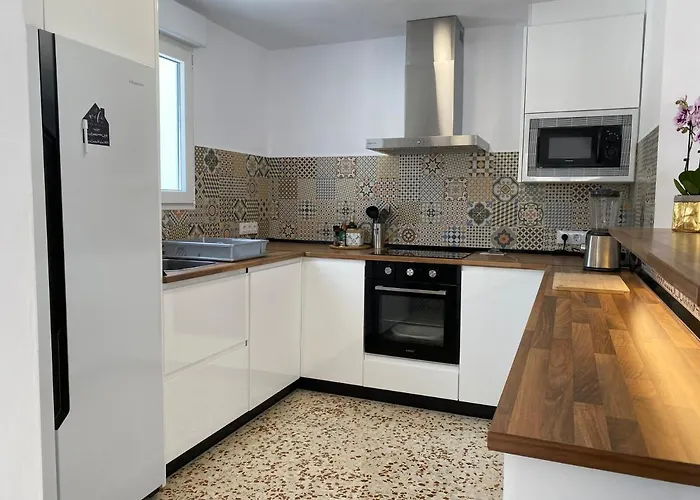 Con Piscina, Soleada, Tranquila Y Centrica Villa