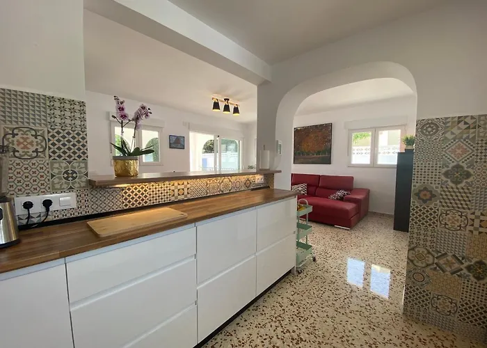 Con Piscina, Soleada, Tranquila Y Centrica Villa *