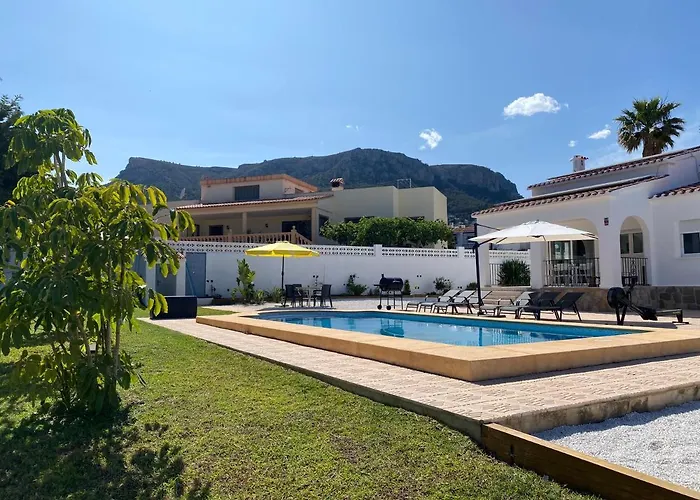 Con Piscina, Soleada, Tranquila Y Centrica Villa *